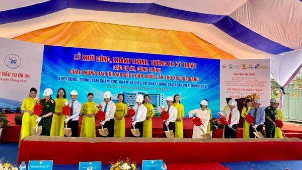 Các đại biểu làm thủ tục khởi công dự án tại Bệnh viện Thống Nhất. 