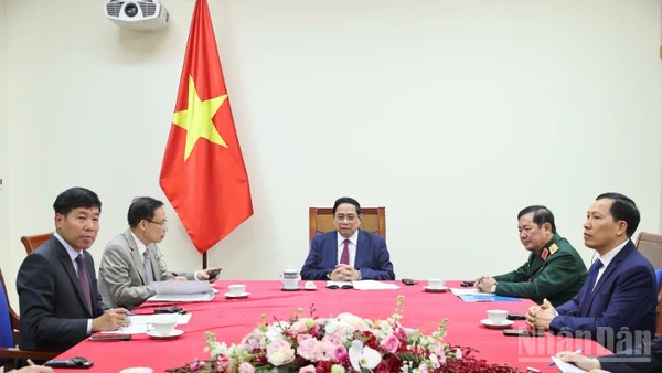 Thủ tướng Chính phủ Phạm Minh Chính điện đàm với Thủ tướng Malaysia Anwar Ibrahim. (Ảnh: TRẦN HẢI)