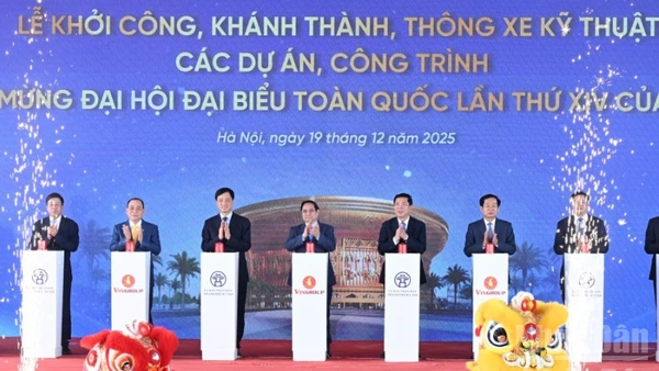 Thủ tướng Chính phủ Phạm Minh Chính và các đồng chí lãnh đạo thực hiện nghi thức khởi công, khánh thành, thông xe kỹ thuật 234 công trình, dự án. (Ảnh: TRẦN HẢI)