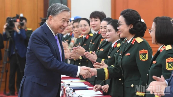 Tổng Bí thư Tô Lâm với các đại biểu tham dự cuộc gặp mặt. (Ảnh: ĐĂNG KHOA)