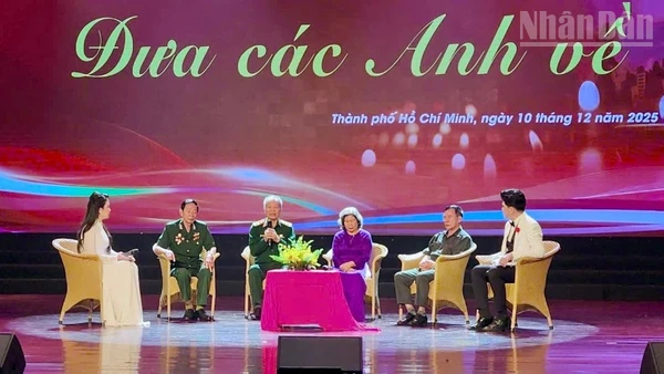 Các khách mời chia sẻ về hành trình tìm kiếm, quy tập hài cốt liệt sĩ.