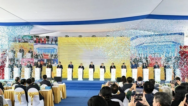 Chủ tịch Quốc hội Trần Thanh Mẫn cùng các đại biểu thực hiện nghi thức khởi công Dự án Đầu tư xây dựng Trục Đại lộ Cảnh quan sông Hồng.