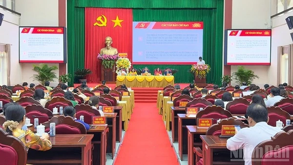 Hội thảo khoa học với chủ đề “Phát triển đội ngũ cán bộ nữ lãnh đạo, quản lý vùng đồng bằng sông Cửu Long trong thời kỳ mới” do Học viện Chính trị quốc gia Hồ Chí Minh phối hợp Tỉnh ủy Vĩnh Long tổ chức ngày 11/10/2025. (Ảnh: BÁ DŨNG)