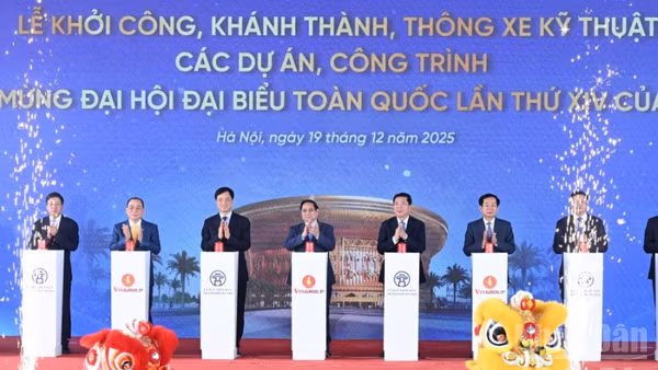 Thủ tướng Chính phủ Phạm Minh Chính và các đồng chí lãnh đạo thực hiện nghi thức khởi công, khánh thành, thông xe kỹ thuật 234 công trình, dự án. (Ảnh: TRẦN HẢI)