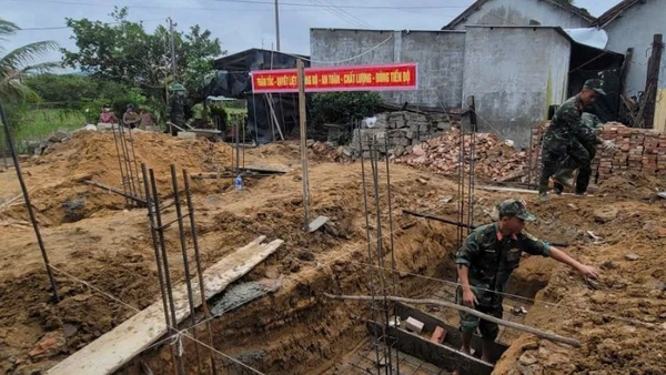 Lực lượng Quân khu 5 chạy đua với thời gian, không kể nắng mưa hay ngày đêm, để sớm hoàn thành nhà mới cho người dân vùng lũ. (Ảnh: ĐÌNH TĂNG)