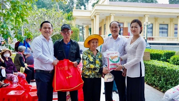 Đại diện các đơn vị trao quà cho người dân vùng "Đất thép thành đồng" Củ Chi. 