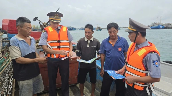 Lực lượng kiểm ngư tuyên truyền cho ngư dân tại Đặc khu Phú Quý.