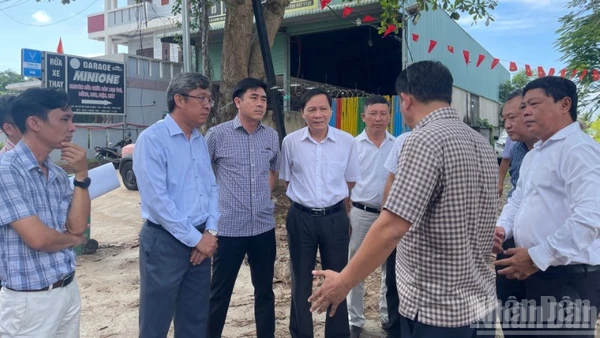 Ông Nguyễn Minh, Phó Chủ tịch Ủy ban nhân dân tỉnh Lâm Đồng xuống từng dự án để giải quyết.