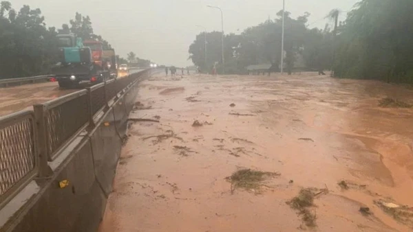 Hiện trường cát đỏ tràn xuống Quốc lộ 1.