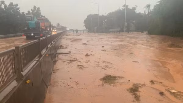 Hiện trường cát đỏ tràn xuống Quốc lộ 1.