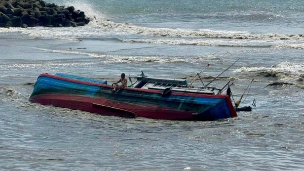 Tàu cá bị chìm ở cảng La Gi.