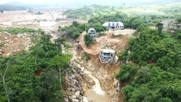 Hồ chứa nước của Công ty trách nhiệm hữu hạn thương mại Trang trại Việt.