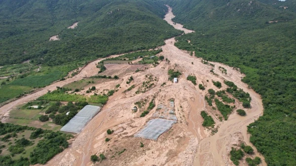 Nước từ hồ nghi bị vỡ trên thượng nguồn chảy xuống các thôn.