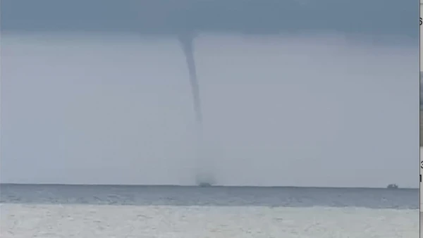 Vòi rồng xuất hiện ngoài biển Lâm Đồng.