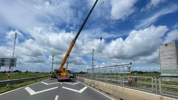 Thi công giá long môn là một khung giàn để lắp các camera giao thông và bảng điện tử trên cao tốc.
