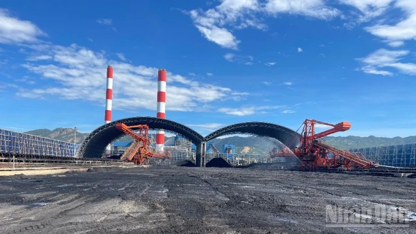Bãi kho than của Trung tâm điện lực Vĩnh Tân