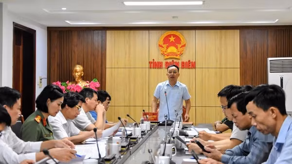 Đồng chí Nguyễn Văn Đoạt, Phó Chủ tịch Ủy ban nhân dân tỉnh, Trưởng Ban Chỉ đạo về tìm kiếm, quy tập và xác định danh tính hài cốt liệt sĩ tỉnh Điện Biên phát biểu tại cuộc họp. (Ảnh: ĐỨC HẠNH)