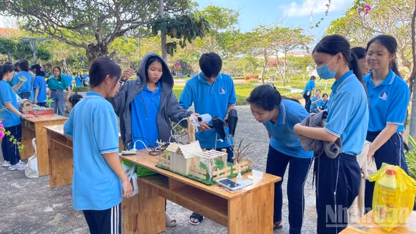 Trường trung học phổ thông Ngô Quyền tổ chức sân chơi cho học sinh.