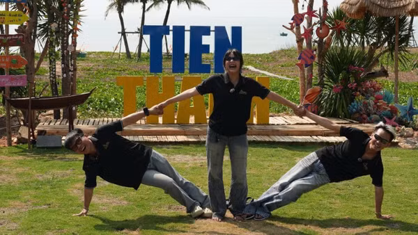 Du khách chụp hình tại điểm check-in của phường Tiến Thành.