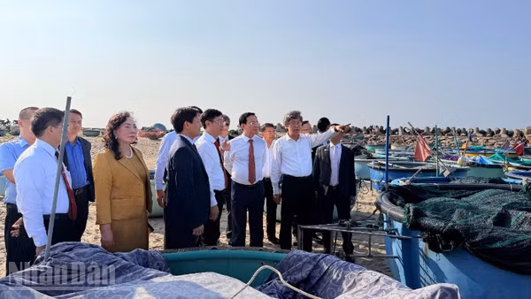 Đồng chí Hồ Văn Mười, Chủ tịch Ủy ban nhân dân tỉnh Lâm Đồng cùng lãnh đạo tỉnh, địa phương tham quan Bãi đá Ông Địa.