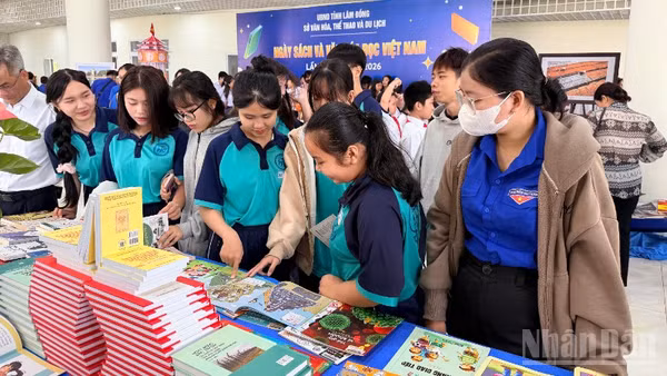 Các bạn học sinh đọc sách tại ngày hội.