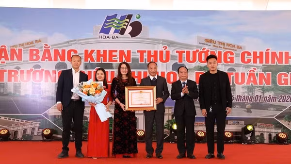 Thừa ủy quyền Thủ tướng Chính phủ, ông Nguyễn Minh Phú, Phó Chủ tịch Ủy ban nhân dân tỉnh Điện Biên trao Bằng khen của Thủ tướng Chính phủ tặng Công ty Trách nhiệm hữu hạn Giáo dục và thương mại, dịch vụ Hoa Ba tỉnh Điện Biên đã có thành tích trong kinh doanh và các hoạt động thiết thực vì cộng đồng.