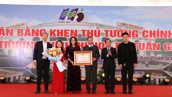 Thừa ủy quyền Thủ tướng Chính phủ, ông Nguyễn Minh Phú, Phó Chủ tịch Ủy ban nhân dân tỉnh Điện Biên trao Bằng khen của Thủ tướng Chính phủ tặng Công ty Trách nhiệm hữu hạn Giáo dục và thương mại, dịch vụ Hoa Ba tỉnh Điện Biên đã có thành tích trong kinh doanh và các hoạt động thiết thực vì cộng đồng.