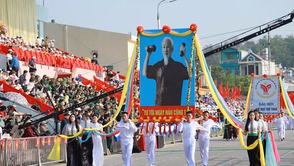 Nghi thức rước ảnh Bác trong lễ khai mạc Đại hội Thể dục Thể thao tỉnh Điện Biên lần thứ 12. 