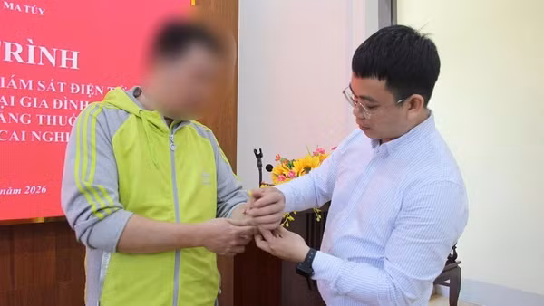 Lực lượng chức năng hướng dẫn người nghiện ma túy sử dụng thiết bị điện tử giám sát.