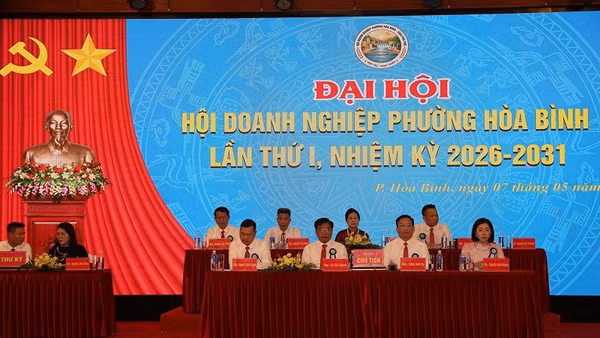 Đoàn chủ tịch điều hành Đại hội Hội Doanh nghiệp phường Hòa Bình lần thứ Nhất.