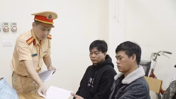 Cán bộ Phòng Cảnh sát giao thông phát tờ rơi, tài liệu tuyên truyền cho lái xe. 