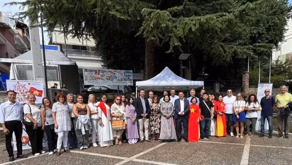 “Ngày Việt Nam Hy Lạp" thu hút sự quan tâm của chính quyền và đông đảo người dân thành phố Edessa, vùng Pella, Hy Lạp. (Ảnh: Đại sứ quán Việt Nam tại Hy Lạp)