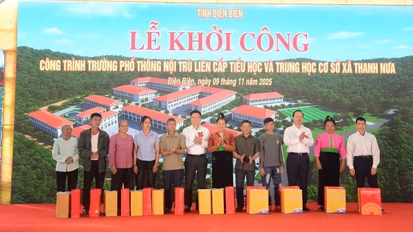 Phó Thủ tướng Chính phủ Lê Thành Long cùng đồng chí Trần Tiến Dũng, Bí thư Tỉnh ủy Điện Biên trao quà tặng các gia đình đồng bào dân tộc thiểu số tại xã Thanh Nưa.