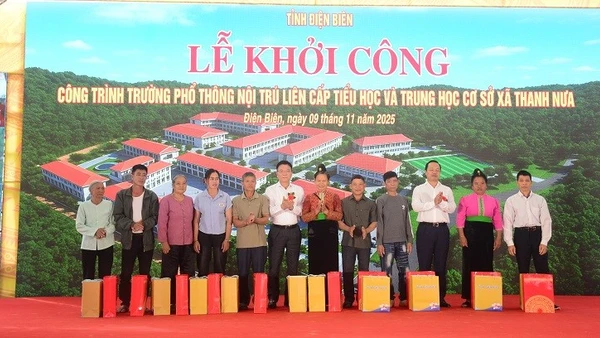 Phó Thủ tướng Chính phủ Lê Thành Long cùng đồng chí Trần Tiến Dũng, Bí thư Tỉnh ủy Điện Biên trao quà tặng các gia đình đồng bào dân tộc thiểu số tại xã Thanh Nưa.