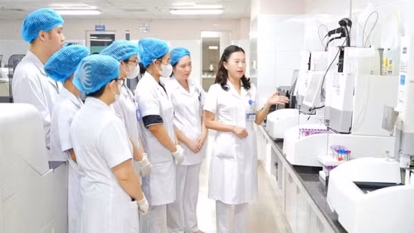 Phó Giáo sư, Tiến sĩ, bác sĩ Lê Thị Hương Lan hướng dẫn cán bộ, nhân viên mới cách vận hành máy xét nghiệm HbA1C.