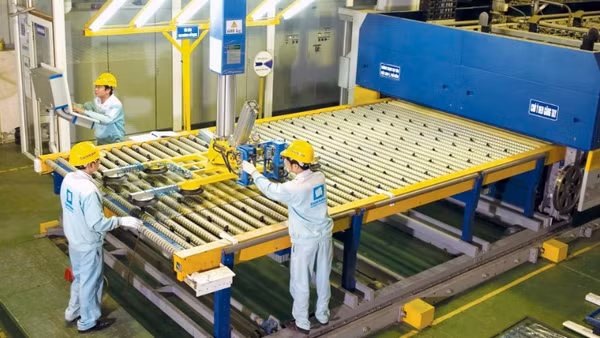 Dây chuyền sản xuất tiên tiến, hiện đại tại nhà máy của Công ty Euro window. (Ảnh: NHẬT ANH)