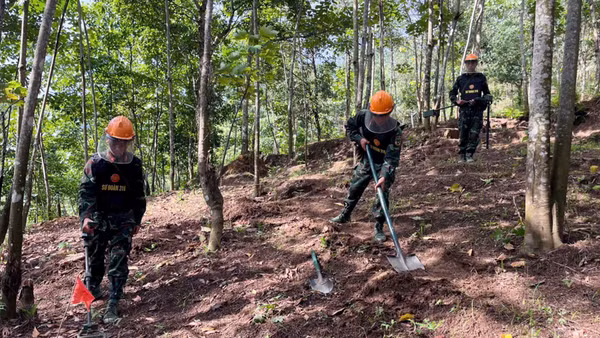 Đội rà phá bom mìn thuộc Sư đoàn 316 thực hiện rà phá bom mìn, vật nổ tại xã biên giới Bạch Đích, tỉnh Tuyên Quang.