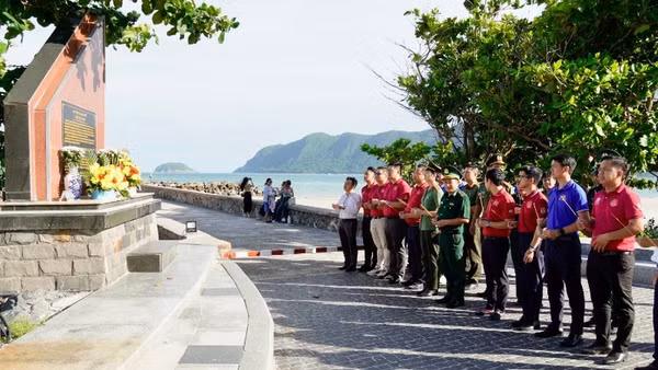 Đoàn công tác Bộ đội Biên phòng Thành phố Hồ Chí Minh dâng hương tại Di tích lịch sử Cầu tàu 914. (Ảnh: QUANG TIẾN)