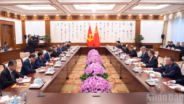 Đồng chí Lê Minh Trí hội đàm với đồng chí Trần Văn Thanh.
