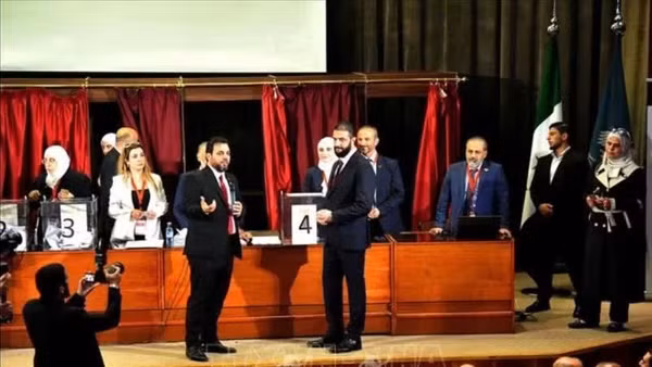 Tổng thống Syria Ahmed al-Sharaa (phải, phía trước) bỏ phiếu bầu cơ quan lập pháp mới ở Thủ đô Damascus. (Ảnh: THX/TTXVN phát)