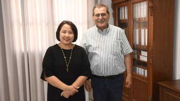 Đại sứ Việt Nam tại Hy Lạp Phạm Thị Thu Hương gặp Thị trưởng thành phố Patras, Kostas Peletidis. (Ảnh: Đại sứ