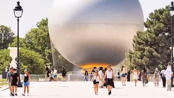 Thời tiết nắng nóng bao trùm Thủ đô Paris, Pháp. (Ảnh: TÂN HOA XÃ)