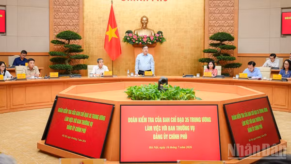 Đồng chí Phạm Gia Túc, Ủy viên Bộ Chính trị, Phó Bí thư Thường trực, Phó Thủ tướng Thường trực, Trưởng ban Chỉ đạo 35 Đảng ủy Chính phủ phát biểu tại buổi làm việc. (Ảnh: BẢO LONG)