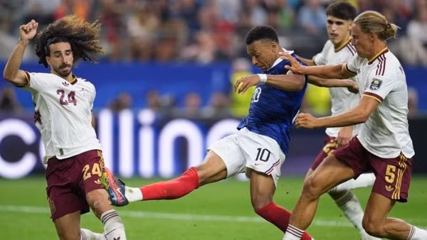 Tiền đạo Mbappé (áo xanh) trong trận Pháp thua Tây Ban Nha ở bán kết. (Ảnh: TÂN HOA XÃ)