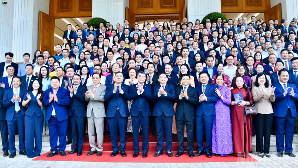 Thủ tướng Chính phủ Lê Minh Hưng, các đồng chí lãnh đạo với cộng đồng doanh nghiệp. (Ảnh: THANH GIANG)