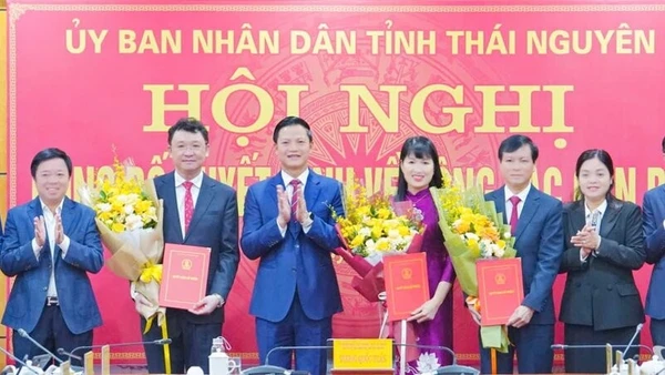 Đồng chí Vương Quốc Tuấn trao quyết định, chúc mừng cán bộ được điều động, bổ nhiệm chức vụ lãnh đạo, quản lý.