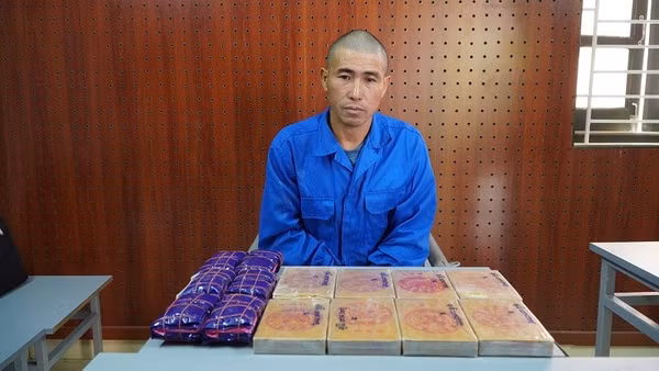 Đối tượng Tráng A Páo cùng tang vật tại cơ quan công an. (Ảnh: CÔNG AN ĐIỆN BIÊN)