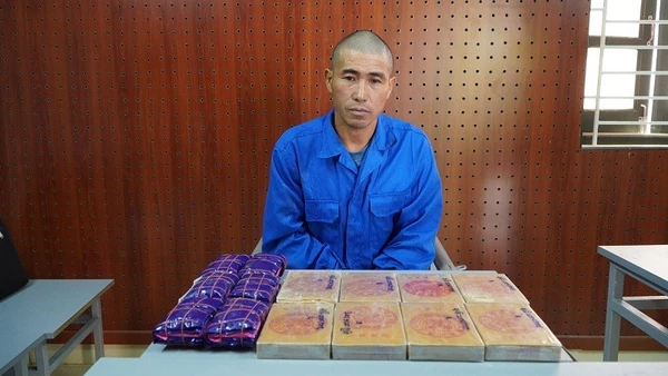 Đối tượng Tráng A Páo cùng tang vật tại cơ quan công an. (Ảnh: CÔNG AN ĐIỆN BIÊN)