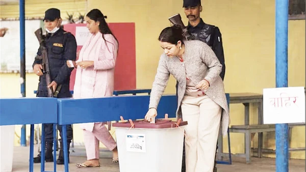 Cử tri bỏ phiếu tại điểm bầu cử ở thủ đô Kathmandu.