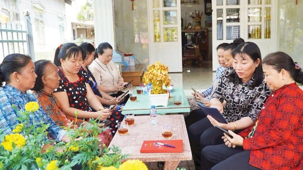 Hội viên phụ nữ tham gia sinh hoạt mô hình “Gia đình số” tại xã Tân Thạnh, tỉnh Đồng Tháp. (Ảnh: HỮU NGHĨA)